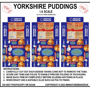 Op de afbeelding: Drie printbare miniatuurdozen voor Yorkshire pudding beslag. Elke doos is blauw en wit met een afbeelding van een vrouw en de tekst "Aunt Bessie's 12 Yorkshire Pudding Batter". De dozen zijn 26 x 26 x 8 mm.
