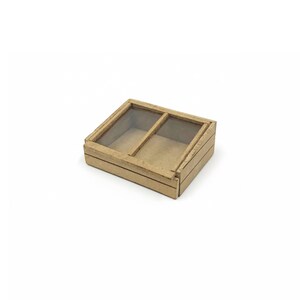 Könnte beinhalten: Kleine, rechteckige Holzkiste mit geteiltem, transparentem Deckel. Die Kiste besteht aus hellbraunem Holz und hat ein schlichtes, minimalistisches Design. Der Deckel ist in zwei Abschnitte unterteilt.