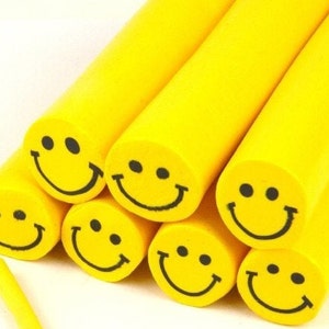 Bastón de carita sonriente en miniatura hecho a mano con arcilla polimérica sin hornear para decoración de uñas y joyería.
