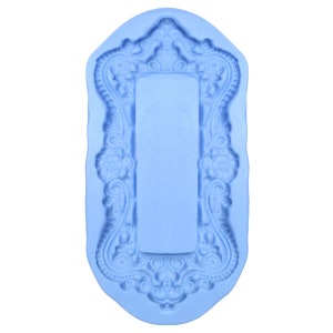 Op de afbeelding: Een lichtblauwe siliconen mal in de vorm van een decoratief frame met een sierlijk ontwerp. De mal is ontworpen voor het maken van taartdecoraties of andere eetbare ambachten.