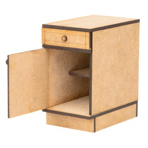 Könnte beinhalten: Ein Miniatur-Nachttisch aus Holz mit einer Schublade und einer offenen Tür, die ein Regal im Inneren freilegt. Der Nachttisch ist hellbraun mit dunkelbraunen Zierleisten.