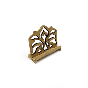Könnte beinhalten: Ein Musikständer aus Holz mit einem dekorativen Ausschnitt in Form einer stilisierten Blume. Der Ständer ist aus hellbraunem Holz gefertigt und hat ein schlichtes, elegantes Design.