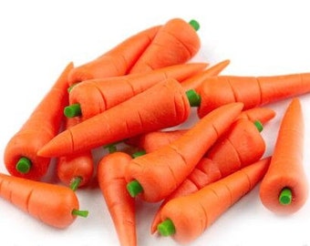 Puede incluir: Un montón de pequeñas zanahorias naranjas con puntas verdes. Las zanahorias están dispuestas en un patrón aleatorio, con algunas superpuestas.