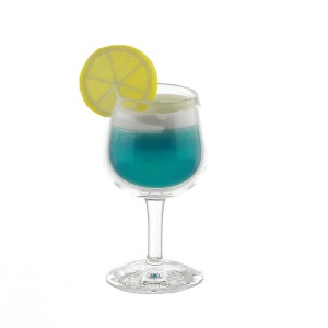 Könnte beinhalten: Ein Cocktail in einem klaren Glas mit blauer Flüssigkeit und einer Zitronenscheibe. Das Glas hat ein doppelwandiges Design und einen Stiel. Das Getränk ist wahrscheinlich ein erfrischendes Getränk, möglicherweise ein Cocktail oder Mocktail.