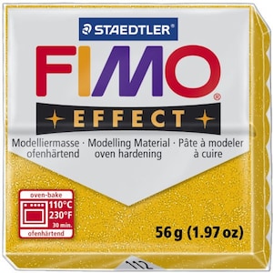 Könnte beinhalten: Eine Packung STAEDTLER FIMO Effect ofenhärtende Modelliermasse in schimmerndem Gold. Die Packung enthält den Text "FIMO EFFECT" in Rot, Orange und Lila. Sie gibt auch an, dass die Masse 56 g wiegt und bei 110°C 30 Minuten lang gebacken wird.