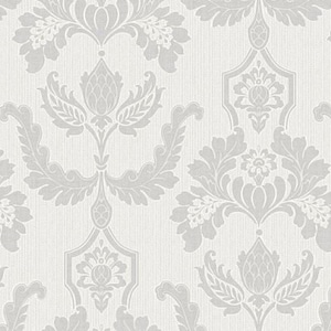 Pode incluir: Um papel de parede branco com um padrão repetido de desenhos florais damasco cinzentos.