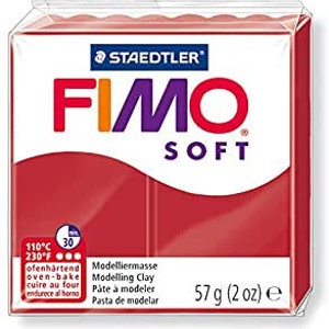 Peut inclure: Un paquet de pâte à modeler Staedtler FIMO Soft rouge. L'emballage affiche le nom de la marque, le nom du produit, les instructions de cuisson et le poids de l'argile, 57 g.