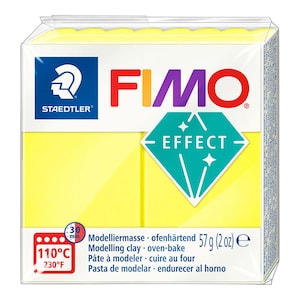Peut inclure: Un paquet jaune d'argile à modeler Fimo Effect. L'emballage comporte un logo Staedtler bleu et blanc et le texte "Fimo Effect" en couleurs arc-en-ciel. L'emballage comprend également le texte "Modelliermasse ofenhärtend 57 g (2 oz) e" et "110°C 230°F".
