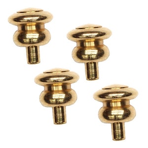 Puede incluir: Cuatro pomos de metal de color dorado con la parte superior redondeada y la inferior puntiaguda. Los pomos tienen un acabado liso y brillante.