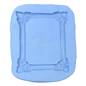 Könnte beinhalten: Eine hellblaue Silikonform in Form eines Bilderrahmens mit verzierten floralen Details an den Rändern.