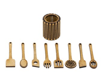 Puede incluir: Un conjunto de utensilios de cocina de madera en miniatura, que incluyen una espátula, una cuchara, una cuchara ranurada, un tenedor y más. También hay un soporte para utensilios de madera. Los artículos son de color marrón claro.