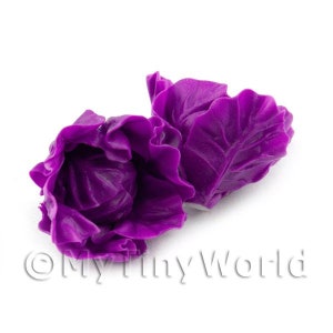 Könnte beinhalten: Zwei kleine lila Kohlköpfe aus Plastik für Puppenhäuser oder Miniatur-Szenen.