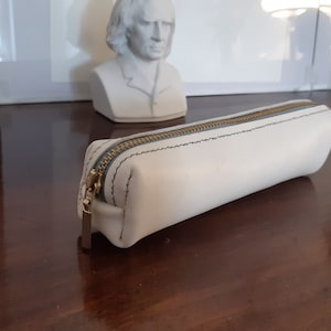 Sloppy pencil case made of solid cowhide (hand-sewn) offwhite