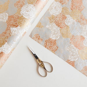 Emballage cadeau mariage, papier d'emballage cadeau pour toutes les occasions, emballage cadeau durable, papier d'emballage cadeau de luxe, feuille d'emballage. Enveloppement floral