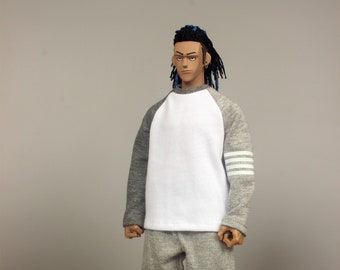 Puede incluir: Una camisa de manga larga gris y blanca con cuello redondo blanco y mangas raglan grises. La camisa tiene rayas blancas en las mangas. El modelo lleva pantalones de chándal grises con rayas blancas en las piernas. El modelo lleva zapatillas marrones y negras. La imagen incluye el texto "DOLLS CLOTHES 2020tailorshop HAND MADE".