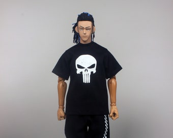 Puede incluir: Camiseta negra con un gráfico de calavera blanca. Pantalones de chándal negros con una raya blanca a cuadros en el lateral. El modelo lleva zapatillas negras y blancas. El texto "DOLLS CLOTHES 2020tailorshop HAND MADE" está sobre un fondo rojo en la esquina inferior derecha de la imagen.