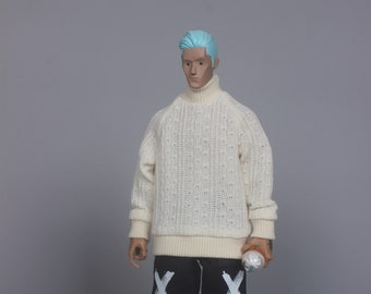 Puede incluir: Muñeco con un suéter de cuello alto de punto trenzado color crema, pantalones deportivos negros con gráficos de "X" blancos y zapatillas altas. El muñeco tiene el pelo azul y sostiene una botella transparente.