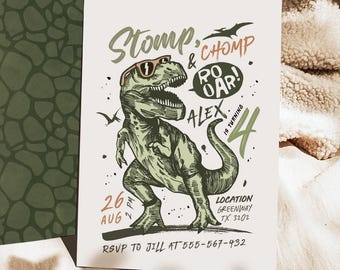 Puede incluir: Un dinosaurio verde con gafas de sol con el texto "Stomp, Chomp & Roar! Alex cumple 4" sobre un fondo blanco. El texto "26 Ago 2 PM" y "Ubicación Greenway TX 3202" también están en la tarjeta. El texto "RSVP a Jill al 555-567-432" está en la parte inferior de la tarjeta.