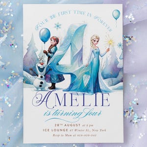Pode incluir: Um convite de aniversário com ilustrações de personagens do filme Frozen. O design inclui o número 4, flocos de neve e o texto "Four the first time in forever". O nome "Amelie" também está presente.