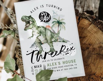 Puede incluir: Una tarjeta de invitación blanca con una ilustración de dinosaurio verde y el texto "Alex is turning Three Rex" y "Join us to celebrate Alex's House".