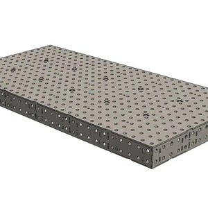 K&ouml;nnte beinhalten: Eine rechteckige, graue Metallplatte mit zahlreichen kleinen, gleichm&auml;&szlig;ig verteilten L&ouml;chern auf der Oberfl&auml;che. Die Platte hat eine dicke, solide Konstruktion mit sichtbaren Kanten und Seiten. Das Design deutet auf ein strukturelles oder mechanisches Bauteil hin.