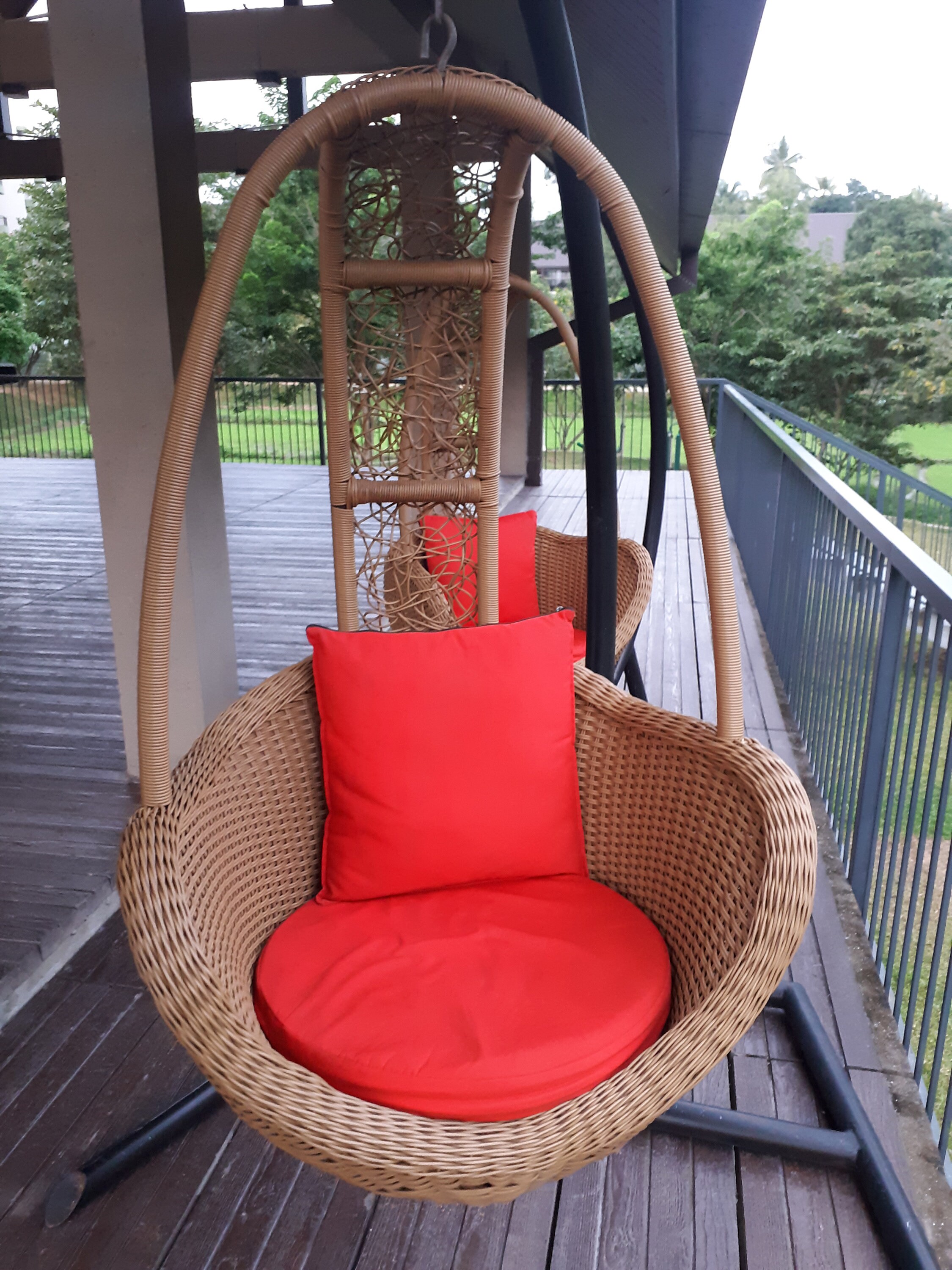 20 belles idées de lit suspendu sur la terrasse et dans le jardin   Balancelle de jardin, Balancoire exterieur, Balançoire extérieure