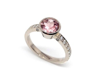 White gold ring with pink tourmaline and 18 accompanying diamonds, solitaire ring in 14K white gold by Torbjörn Grönlund, size 52