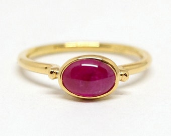 Gold ring with oval ruby, ring with curved rail in 750 gold with pink gemstone, handmade unique piece by Marcel Meier, size 52