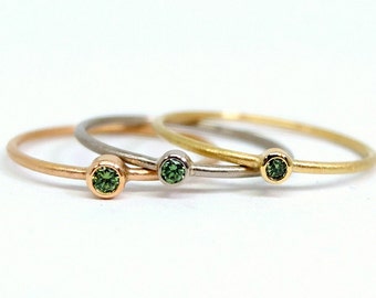 Verlobungsringe mit grünen Diamanten, handgefertigte zarte Goldringe mit grünen Brillanten in Weißgold,  Gelb- oder Rotgold, Wunschgröße