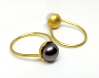 Gold ring with black or white freshwater pearl in a hemisphere setting, 18k yellow gold jewellery with full round pearls in half shell