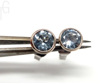 Simple aquamarine stud earrings made of 14K white gold, high-quality earrings with light blue gemstones by goldsmith Torbjörn Grönlund