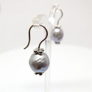 Earrings with large baroque South Sea pearls, unique earrings made of silver with grey baroque pearls by Bernd-Ove Hansen from Berlin image 6