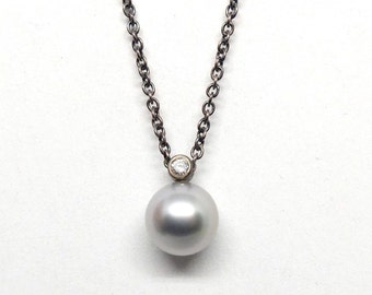 Necklace with gray Tahitian pearl and recycled diamond, delicate necklace in silver with pendant in 18K gold by Britta Ehlich, 50cm