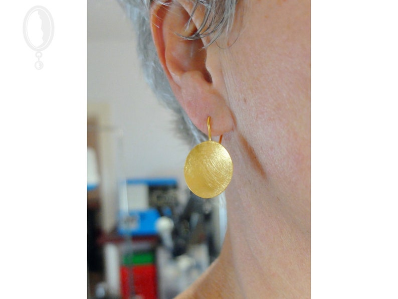 Golden earrings with large round discs, earrings made of silver and plated with fine gold, goldsmith jewelry from Berlin by B-O Hansen image 3