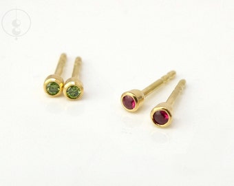 Small stud earrings in 18K gold with green diamonds or red rubies, mini gold earrings with gemstones made by goldsmith Katrin Detmers