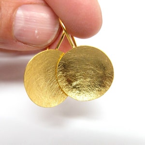 Golden earrings with large round discs, earrings made of silver and plated with fine gold, goldsmith jewelry from Berlin by B-O Hansen image 5