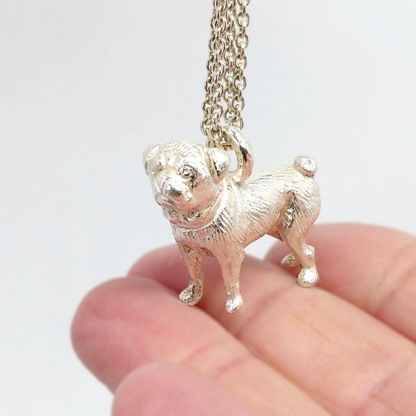 Kettenanhänger Mops aus Silber, fein modellierte Hundeskulptur als Schmuckanhänger, einzigartiges Geschenk für Hunde-Fans