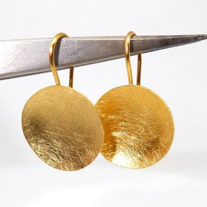 Golden earrings with large round discs, earrings made of silver and plated with fine gold, goldsmith jewelry from Berlin by B-O Hansen image 4