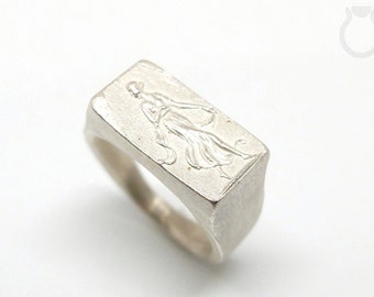 Intaglio silver ring with striding lady/ woman, dancer, ring made of silver in anit-look by goldsmith Britta Ehlich from Berlin, size 54