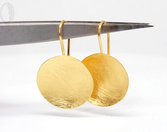 Golden earrings with large round discs, earrings made of silver and plated with fine gold, goldsmith jewelry from Berlin by B-O Hansen