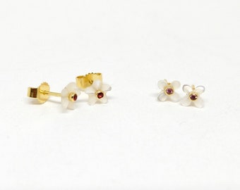 Earrings in 18K gold with carved mother-of-pearl blossom diamonds, red or pink spinels, flower stud earrings by goldsmith Britta Ehlich