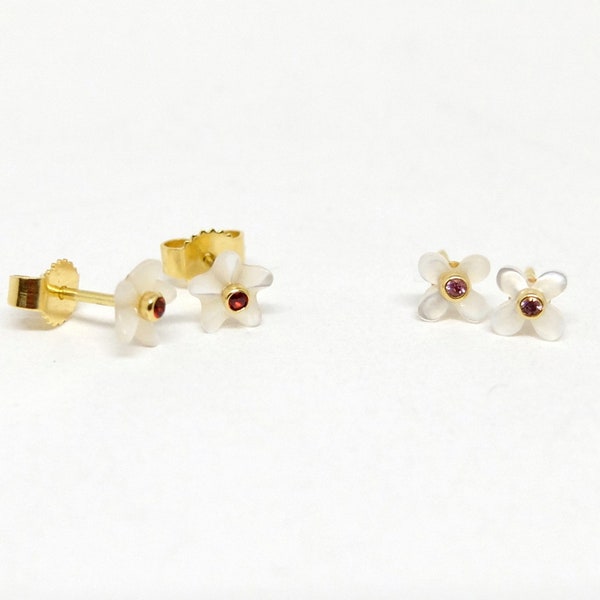 Boucles d'oreilles en or 18 carats avec diamants en forme de fleur en nacre sculptée, spinelles rouges ou roses, boucles d'oreilles en forme de fleur de l'orfèvre Britta Ehlich