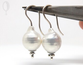 Earrings with large baroque fresh water pearls, unique earrings made of silver with white baroque pearls by Bernd-Ove Hansen from Berlin