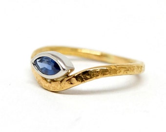 Geschmiedeter Ring aus 900er Gold mit Saphir in Platin gefasst, 22K Ring mit Hammerschlag und blauem Edelstein von Marcel Meier, Gr. 58
