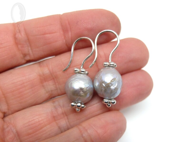 Earrings with large baroque South Sea pearls, unique earrings made of silver with grey baroque pearls by Bernd-Ove Hansen from Berlin image 2