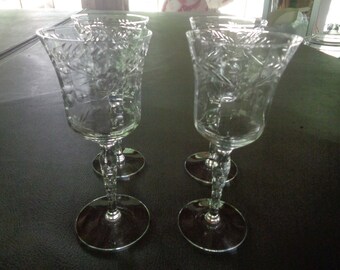 Set of 4 Etched Flower and Vine Pattern Wine Glasses 5 5/8" Tall Set of 4 Etched Flower and Vine Pattern Wine Glasses 5 5/8" Tall