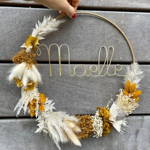 Crown made of dried flowers and personalized word moutarde