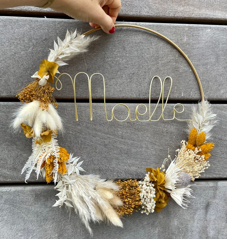 Crown made of dried flowers and personalized word moutarde