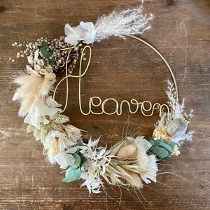 Couronne en fleurs séchées et mot personnalisé naturel (beige/vert)