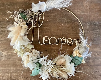 Couronne en fleurs séchées et mot personnalisé
